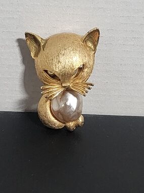 MCM Gold Cat Figurine with Pearl Accent - Decorative Pet-Themed Broach